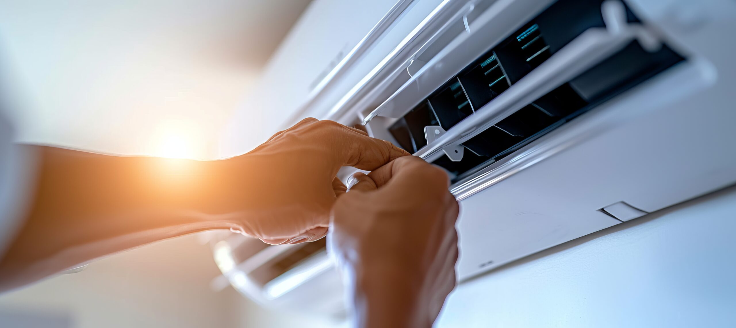 Hände reparieren Klimaanlage